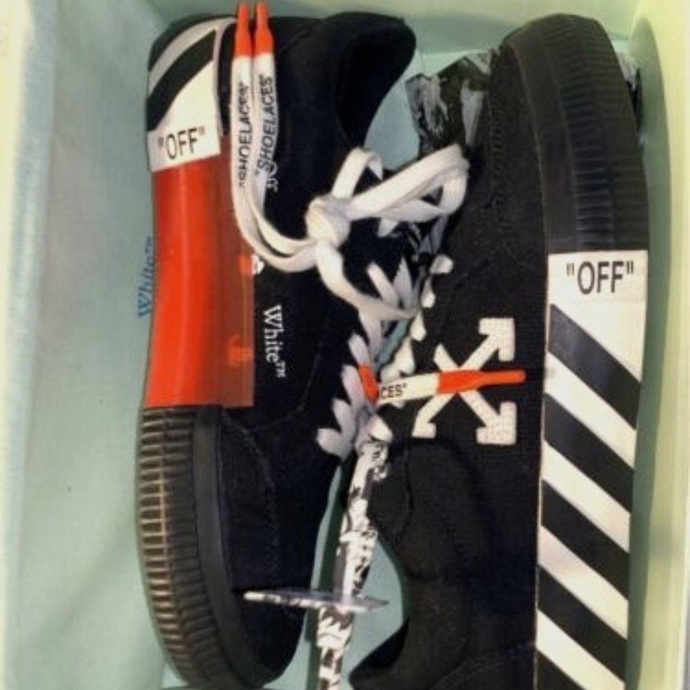Off-White Vulcanized Low Black/White UNISEX Size 6.5/M 8.5/W